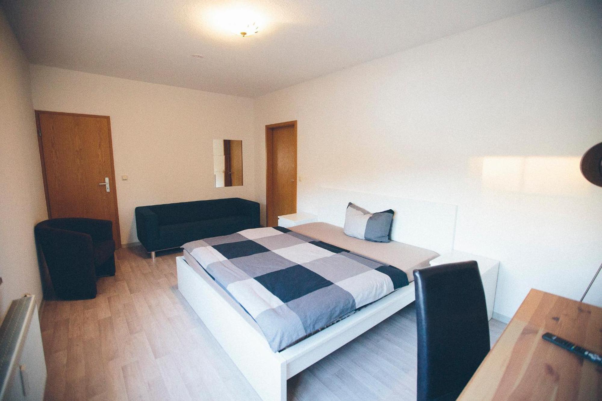 Grosse & Voll Ausgestattete Apartments, Studios, Doppelzimmer, Workspace, Parkplatz, Netflix, Prime & Schnelles Wifi In Ruhiger Lage Mit Garten Rudolstadt Eksteriør bilde