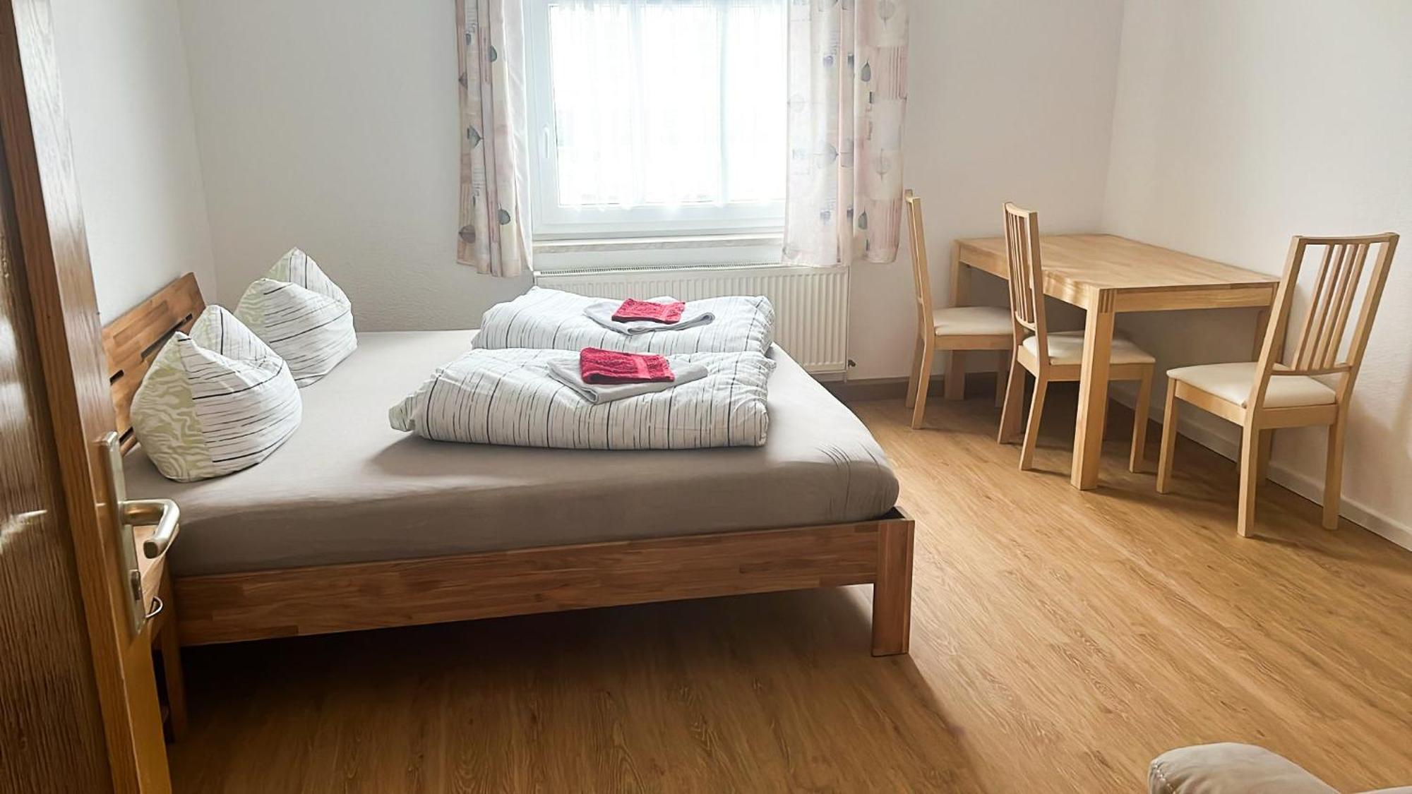 Grosse & Voll Ausgestattete Apartments, Studios, Doppelzimmer, Workspace, Parkplatz, Netflix, Prime & Schnelles Wifi In Ruhiger Lage Mit Garten Rudolstadt Rom bilde