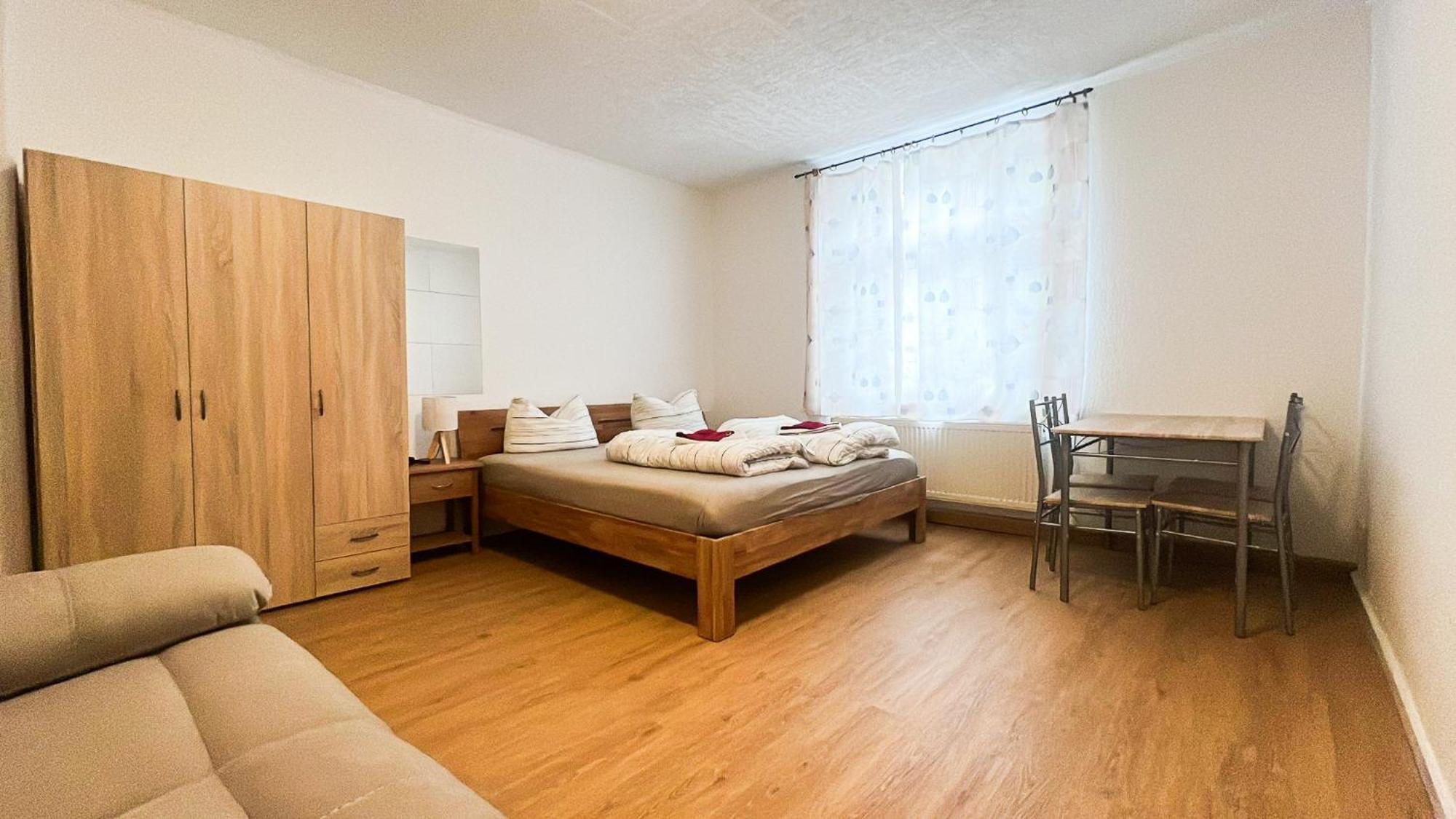 Grosse & Voll Ausgestattete Apartments, Studios, Doppelzimmer, Workspace, Parkplatz, Netflix, Prime & Schnelles Wifi In Ruhiger Lage Mit Garten Rudolstadt Rom bilde